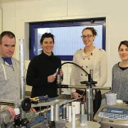 Fabrice, Marion, Élodie et Claire dans la salle de production.