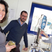 Marion Zariffa et son frère Jérémy (à gauche de la photo), se sont appuyés sur les connaissances en chimie de Claire Lamazaa-Parry pour ne plus rien ignorer de l’utilisation des algues en cosmétique.